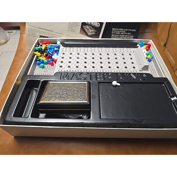 Vintage 1981 Pressman Mastermind Strategy Hidden Code Peg Board Game - Complete - Picture 2 of 5